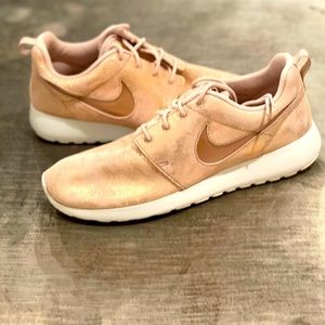 Nike Roshe One Premium Women’s Shoe